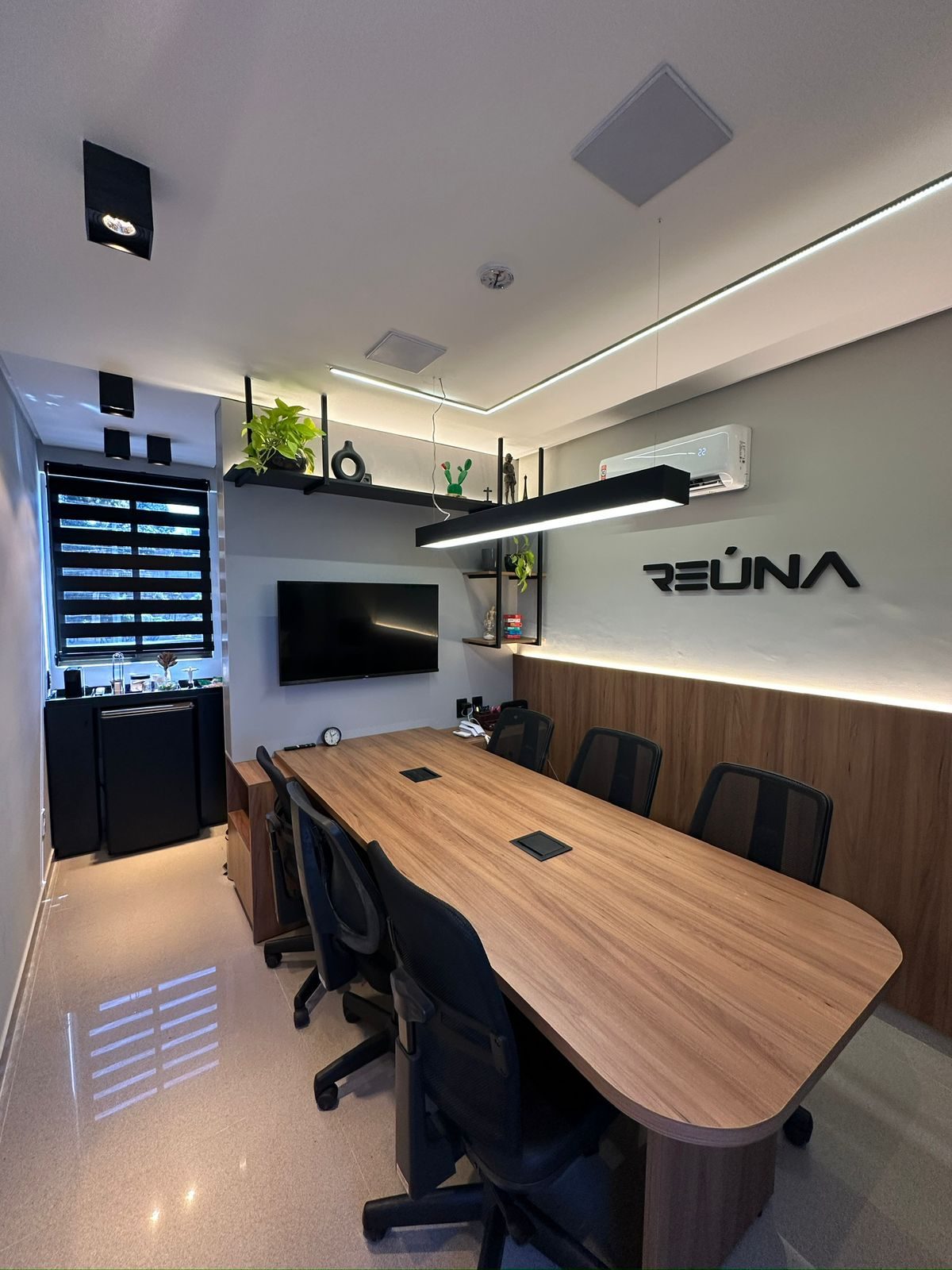 Vista ampla da sala, com ar-condicionado e iluminação