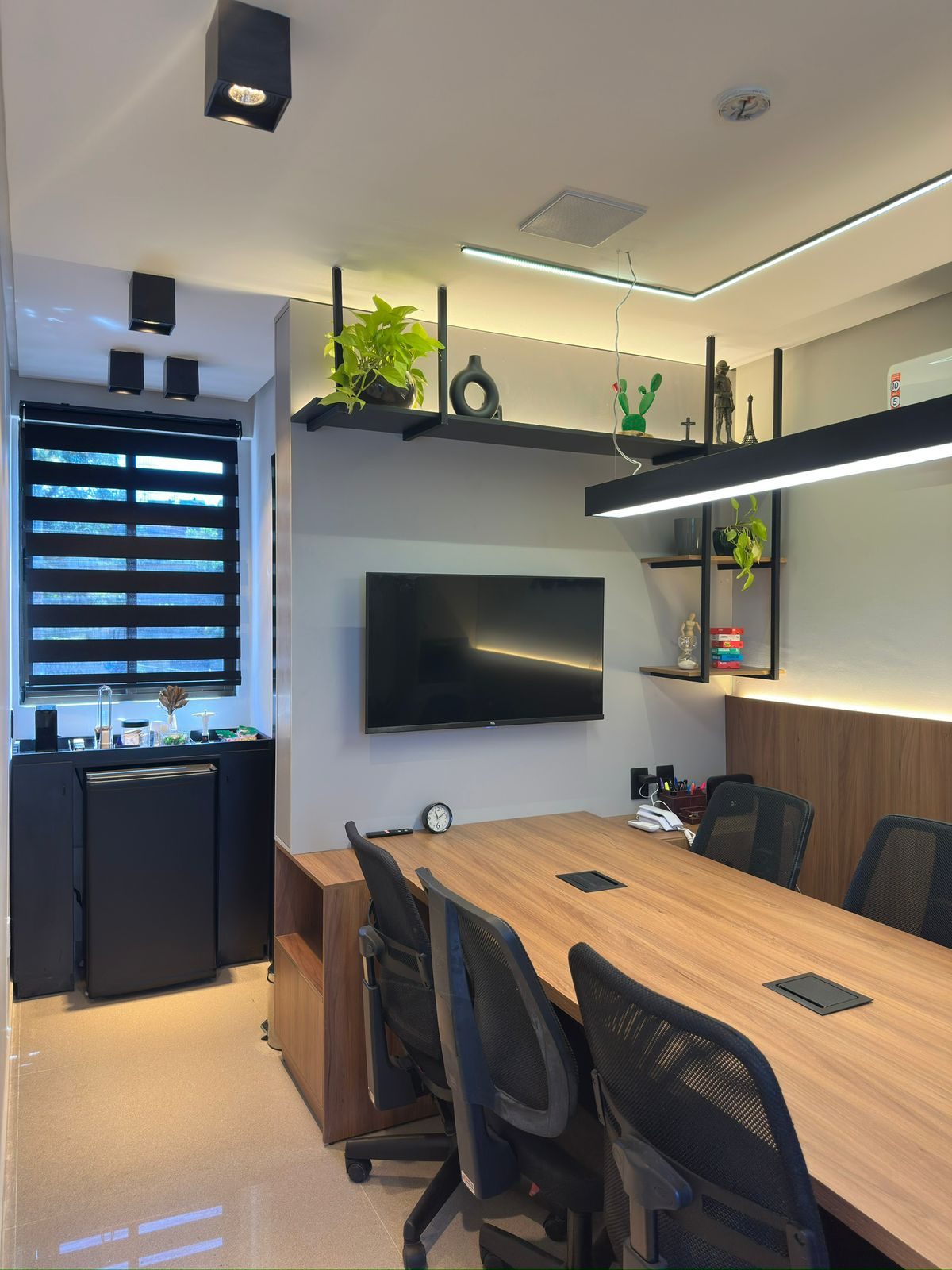 Sala com janela, mesa e área de trabalho