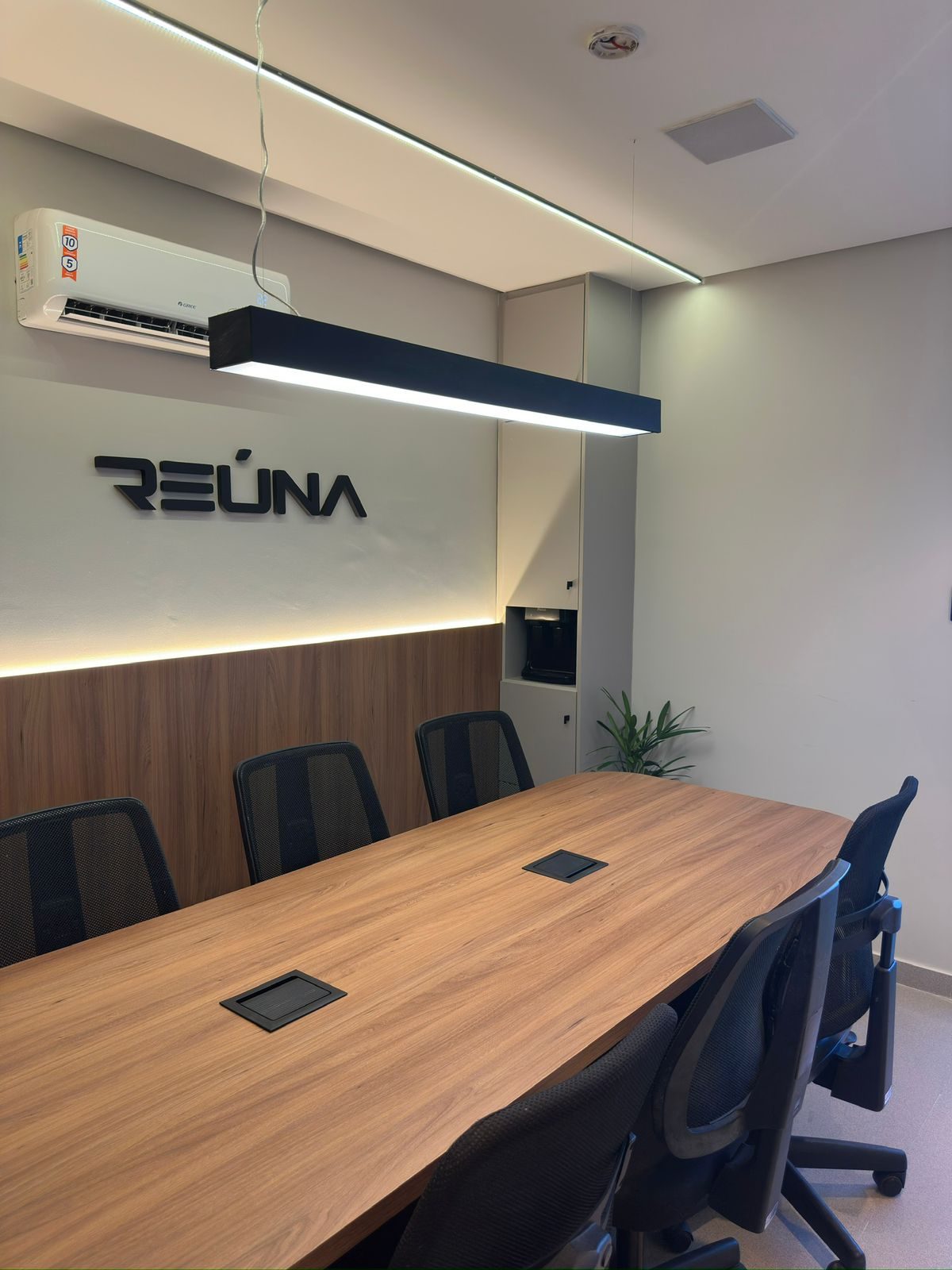 Mesa de reunião e identidade Reúna na parede